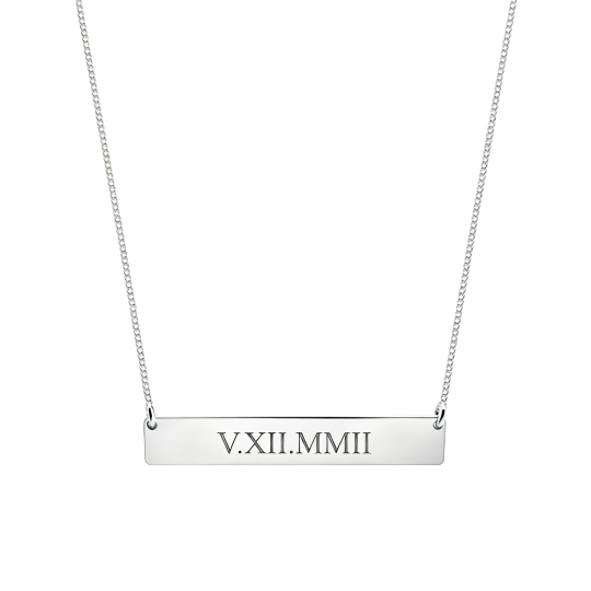 Колье из белого золота 10 карат с персонализированной гравировкой и подвеской.