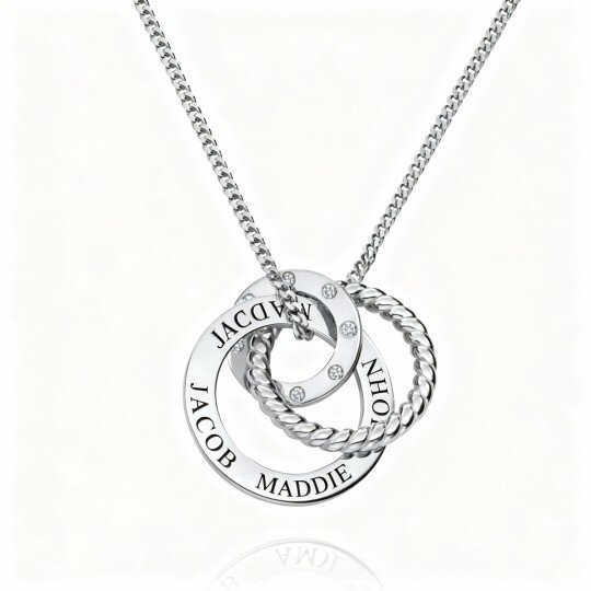 Colar com pendente circular personalizado em ouro branco de 18K com zircónias cúbicas, gravação e cadeado.