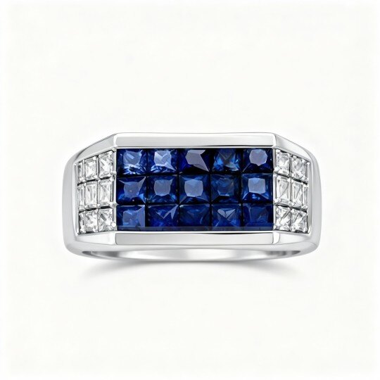 Anel masculino personalizado com gravação em ouro branco 10K e zircónias cúbicas.