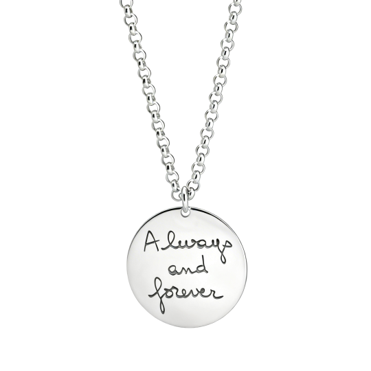 Колье из белого золота 10 карат с персонализированной гравировкой и круглой монетой.