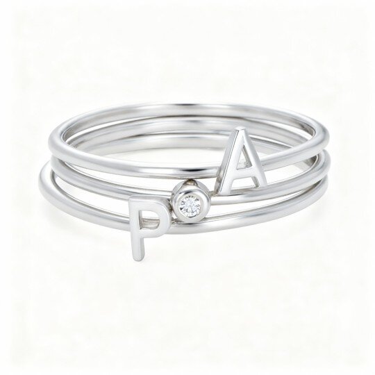 Anillo apilable personalizado con inicial en oro blanco de 14 quilates con circonita cúbica