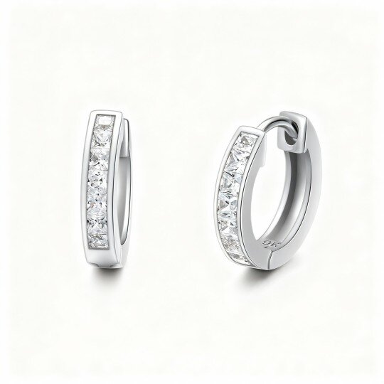 Brincos de argola em ouro branco de 9K com zircónias cúbicas de corte princesa.