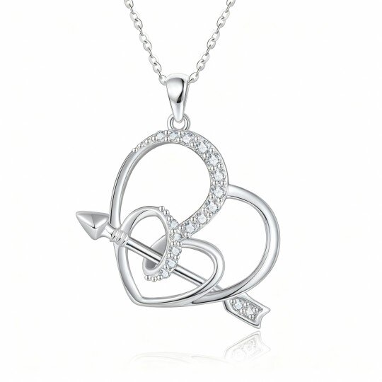 Colar com pendente de flecha e coração em ouro branco de 10 quilates com zircónias cúbicas de corte redondo.