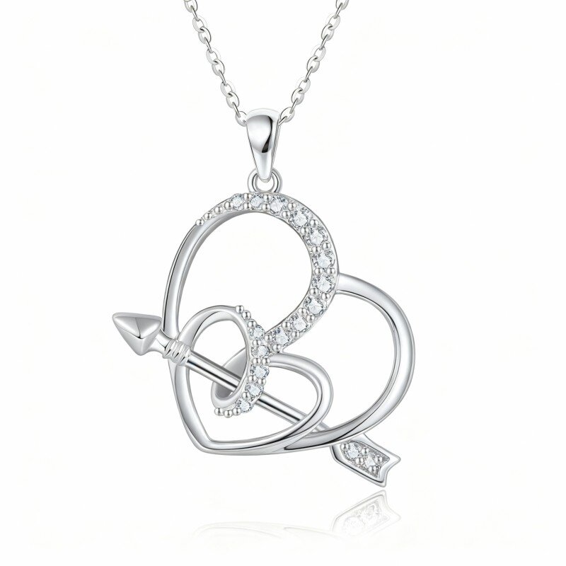 Collar con colgante de flecha y corazón de circonita cúbica de corte redondo en oro blanco de 10 quilates-2