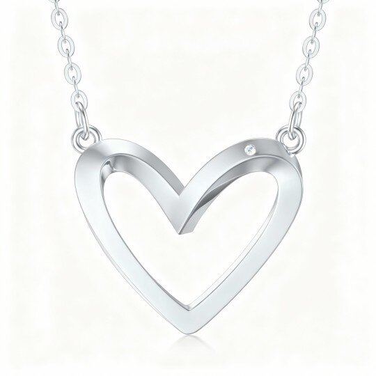 Collar con colgante de corazón de diamante de talla redonda en oro blanco de 10 quilates