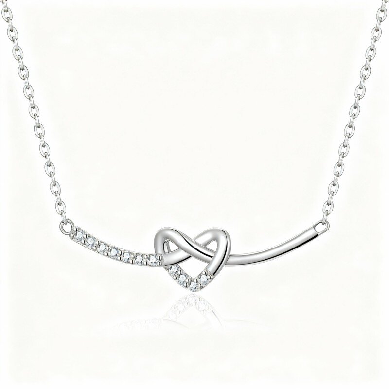 Colar com pendente em forma de coração cravejado com zircónias cúbicas de corte redondo em ouro branco 10K-12