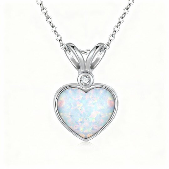 Colar com pendente de coração em ouro branco 10K com diamantes de lapidação redonda e em forma de coração e opala.