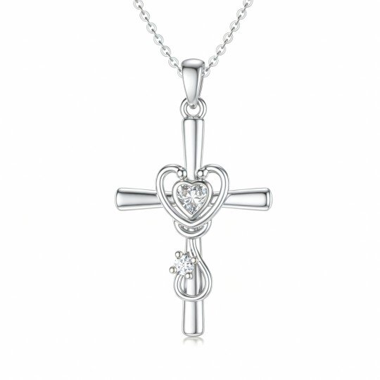 Colar com pendente de cruz, coração e estetoscópio em ouro branco 10K com zircónias cúbicas e moissanitas em corte redondo e em forma de coração.