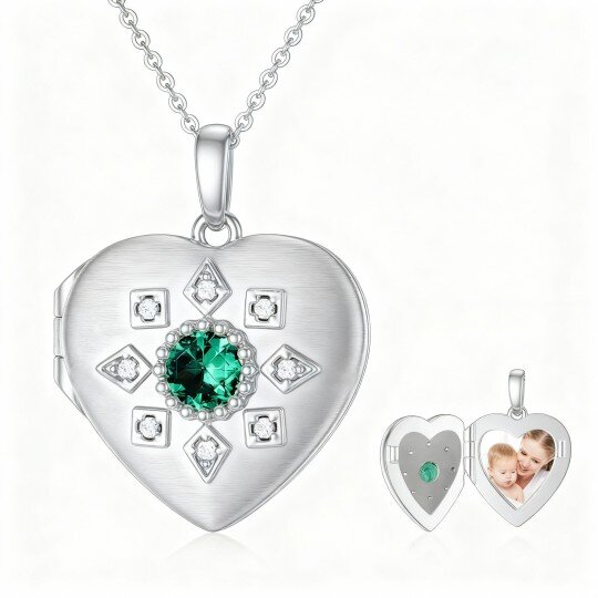 Colar com pendente personalizado em forma de coração com zircónia cúbica de corte redondo em ouro branco 9K e foto.