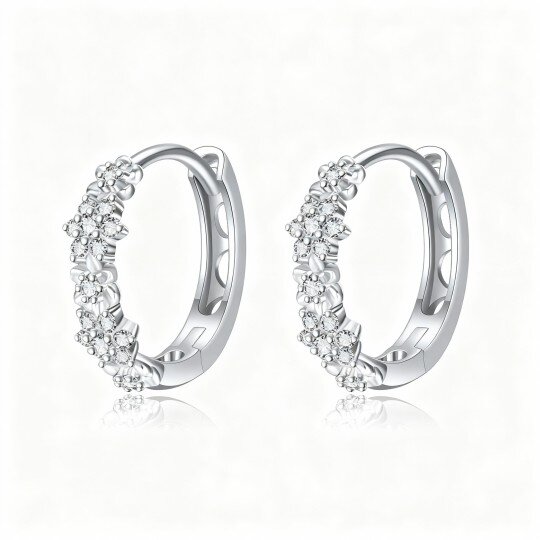Brincos de argola em ouro branco de 18 quilates com zircónias cúbicas de corte redondo.