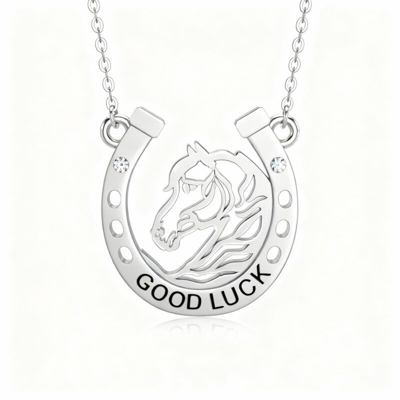 Collar con colgante de caballo y herradura de circonita cúbica de talla redonda en oro blanco de 10 quilates con palabra grabada-2