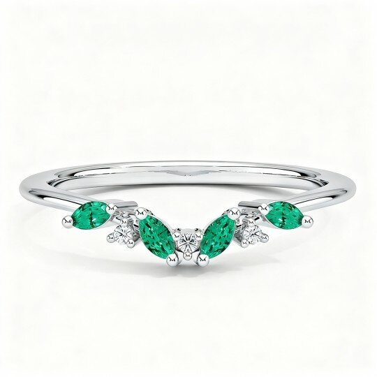 Anel de noivado em ouro branco 10K com esmeralda de lapidação redonda e marquise e diamante sintético, com gravação personalizada. Cor F/G, pureza SI, 3EX.