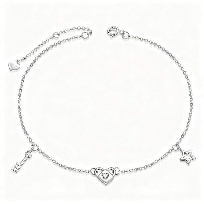 Pulseira em ouro branco de 10 quilates com pendentes de coração, chave, cadeado e estrela em moissanita de corte redondo.-12
