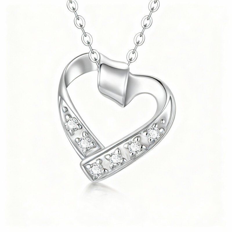 Collar con colgante de corazón de moissanita de corte redondo en oro blanco de 10 quilates-3