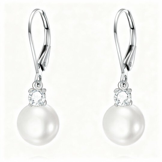 Brincos em ouro branco 10K com moissanita de corte redondo e pérola, com fecho de alavanca.