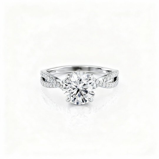 Anel de Noivado Personalizado com Gravação em Ouro Branco 18K e Moissanita de Corte Redondo