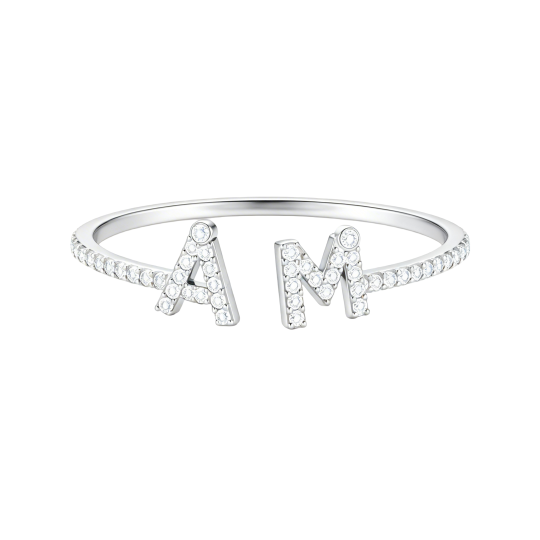 Anel personalizado com inicial em ouro branco de 10 quilates com moissanita de corte redondo.