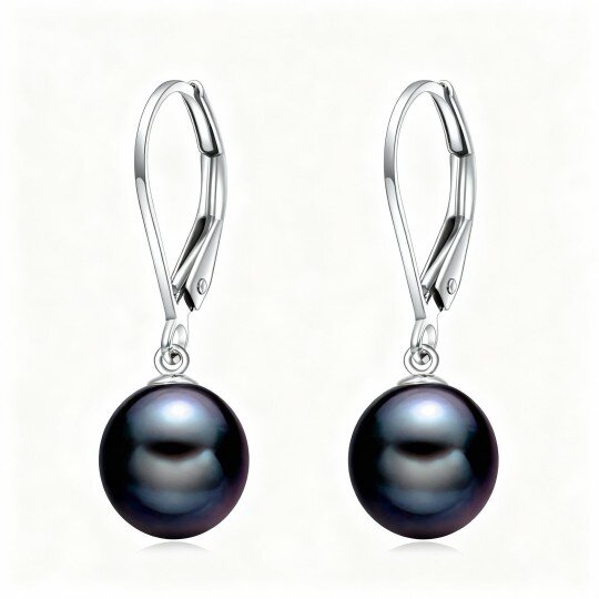 Brincos em ouro branco 10K com pérolas de corte redondo e fecho de alavanca.