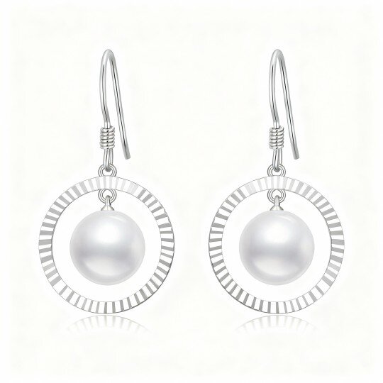 Brincos de pérola redonda em ouro branco 10K com pendente em forma de círculo.