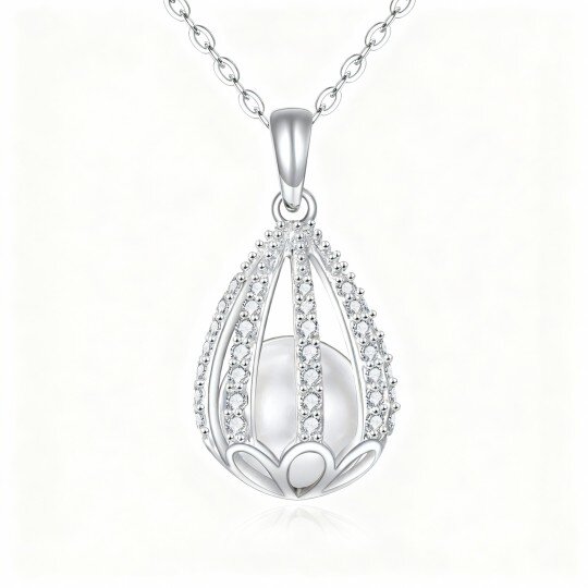 Collar con colgante en forma de gota de perla y circonita cúbica de corte redondo en oro blanco de 10 quilates