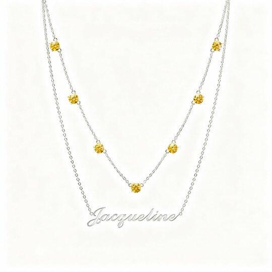 Collar de oro blanco de 10 quilates con circonita cúbica de talla redonda, piedra natal personalizada y nombre clásico personalizado.