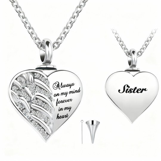 Colar com pendente de urna para cinzas em ouro branco de 10 quilates com zircónias cúbicas de corte redondo, gravação personalizada e desenho de asa de anjo e coração.