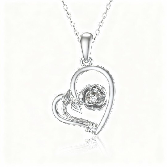 Collar con colgante de rosa y corazón de circonita cúbica de talla redonda en oro blanco de 9 quilates