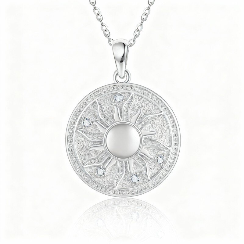 Collar con moneda de sol de oro blanco de 10 quilates con circonita cúbica de corte redondo-1