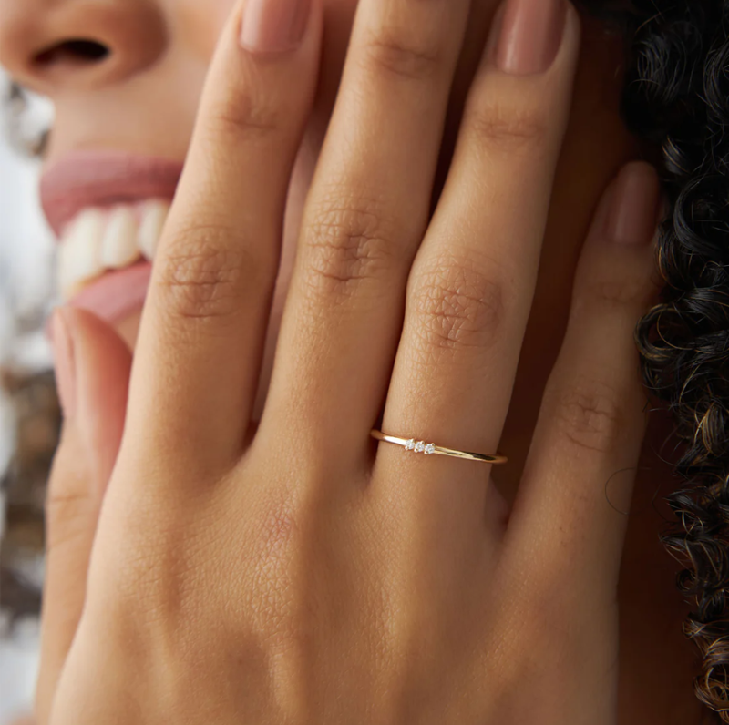 Anillo de boda minimalista personalizado en oro rosa de 10 quilates con diamante de 0,05 quilates en total, color D y claridad VVS.-2