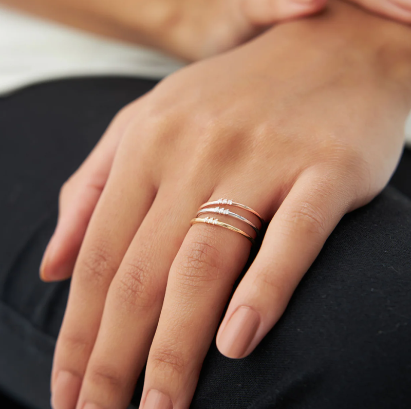 Anillo de boda minimalista personalizado en oro rosa de 10 quilates con diamante de 0,05 quilates en total, color D y claridad VVS.-3