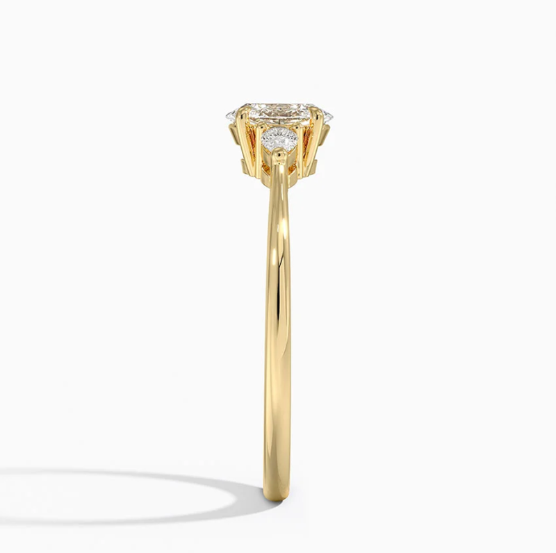 Dreisteiniger Verlobungsring aus 10-karätigem Roségold mit ovalem, im Labor gezüchtetem Diamanten.-4