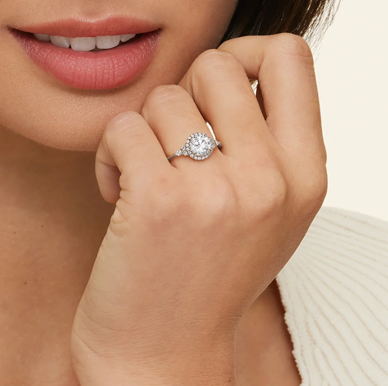 Anillo de compromiso con halo de diamantes de talla cojín creados en laboratorio, en oro blanco de 10 quilates, con un peso total de 0,75 a 3,25 quilates y certificado IGI.-2