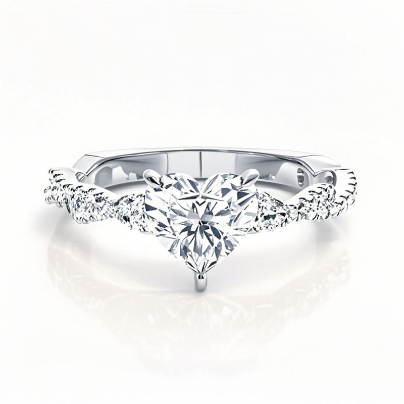 Bague de fiançailles en or blanc 10 carats, sertie de diamants de laboratoire en forme de cœur (0,75 à 3,25 carats au total), avec pierres latérales et diamants de synthèse sertis sur quatre griffes. Certification IGI.-18