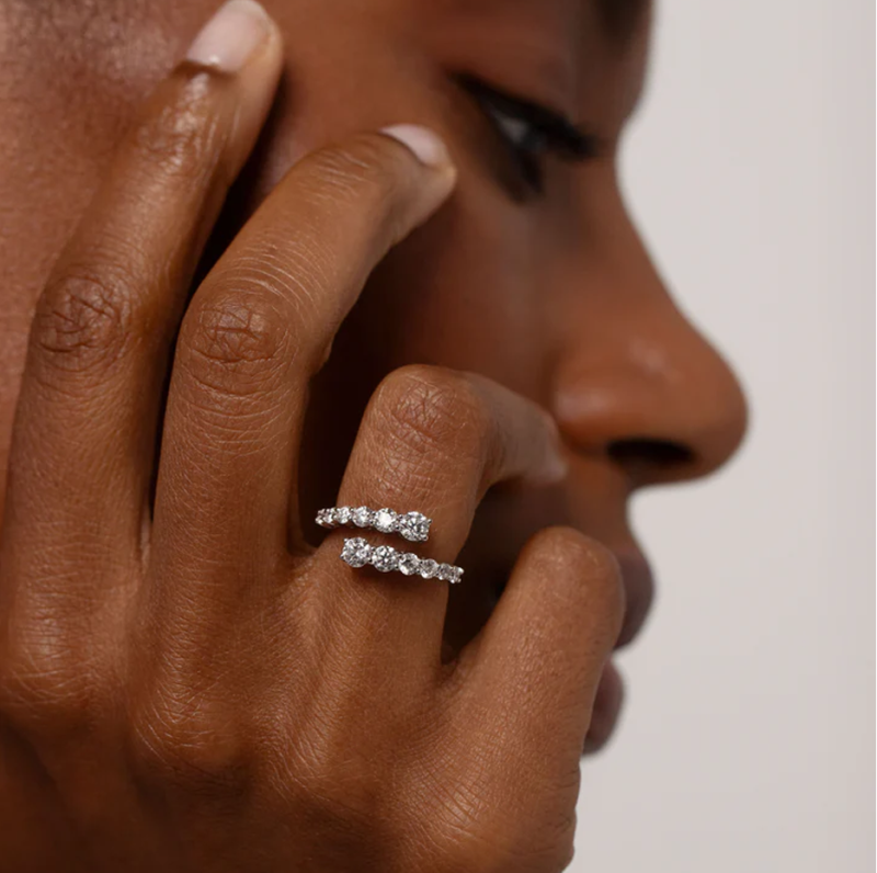 14-karatowe białe złoto, diament o masie 0,98 ct, niestandardowy pierścionek z otwartym zapięciem, kolor D, czystość VVS-2