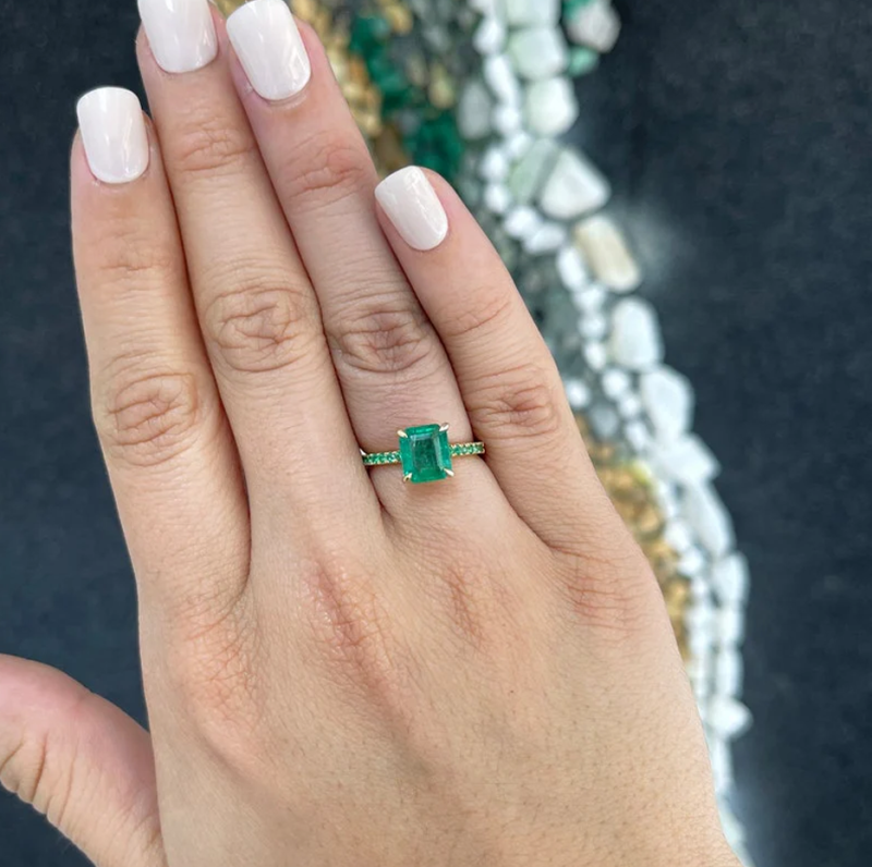 Anillo de compromiso de oro de 10 quilates con moissanita talla esmeralda y piedra lateral de esmeralda.-2