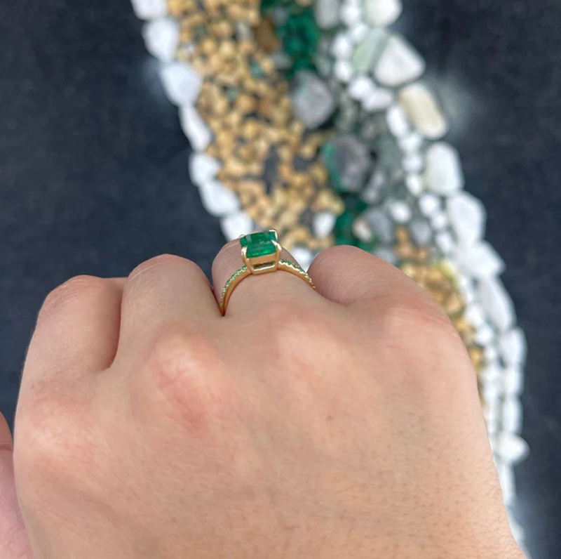 Anillo de compromiso de oro de 10 quilates con moissanita talla esmeralda y piedra lateral de esmeralda.-3