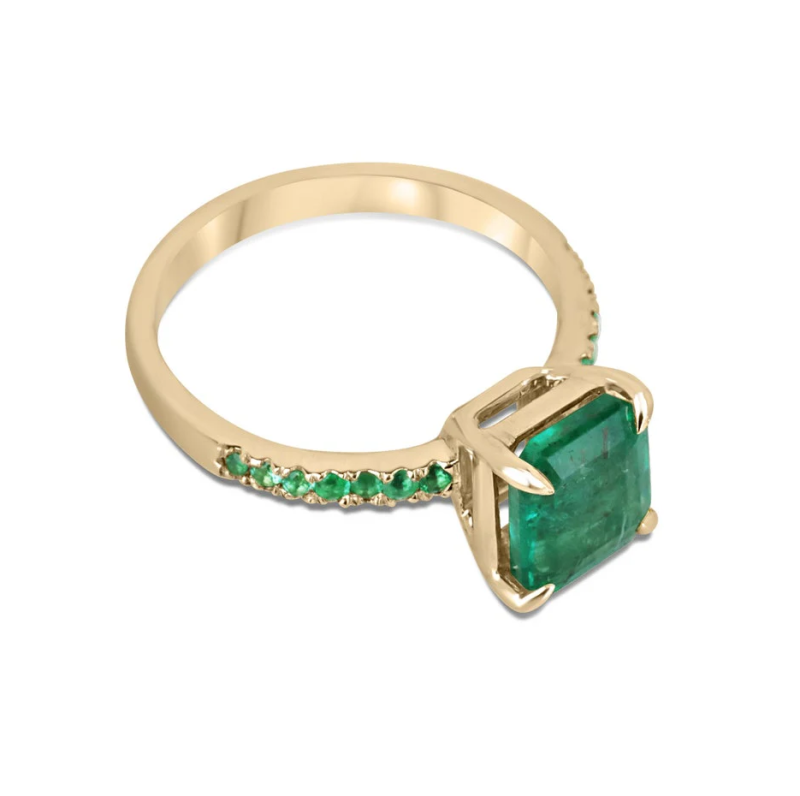 Anillo de compromiso de oro de 10 quilates con moissanita talla esmeralda y piedra lateral de esmeralda.-4