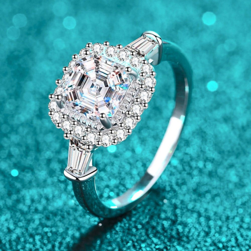 Pierścionek zaręczynowy z moissanitem w szlifie księżniczki wykonany ze złota 18K o masie od 1,5 do 5 ct-5