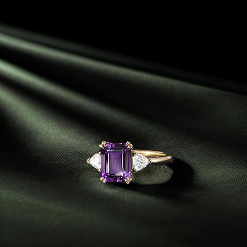 Verlobungsring aus 14-karätigem Gold mit 1 Karat smaragdgeschliffenem Amethyst und drei Steinen-3