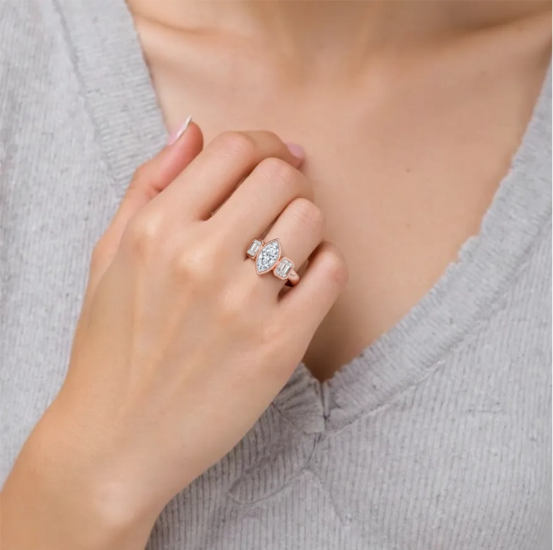 Maßgefertigter Dreistein-Verlobungsring aus 18-karätigem Gold mit im Labor gezüchtetem Diamanten im Marquise-Schliff-2