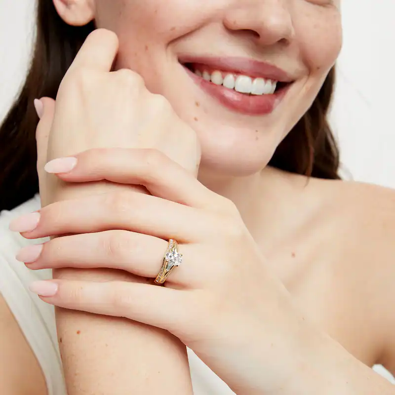 Anillo de compromiso personalizado de oro blanco de 18 quilates con diamantes ovalados baguette de 1 a 3,5 quilates en total, talla D, pureza VVS1, certificado IGI 3EX.-2