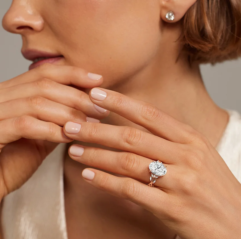Anillo de compromiso de oro blanco de 10 quilates con diamantes de laboratorio de talla ovalada, de 1 a 3,5 quilates en total, certificado por IGI (3EX).-2