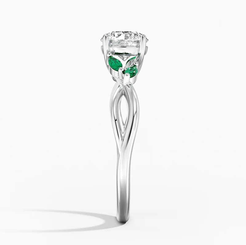Verlobungsring aus 18-karätigem Weißgold mit einem runden Edelstein (1 bis 5 Karat) und einem Smaragd im Marquise-Schliff (0,25 Karat).-3