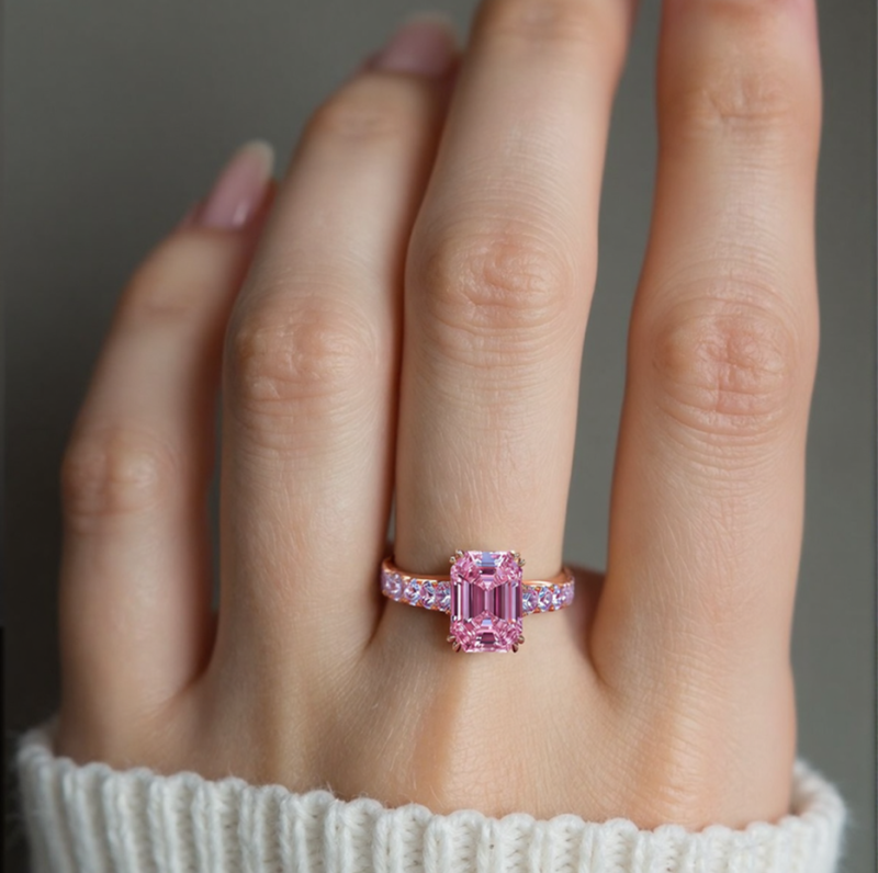 Anillo de compromiso para parejas con moissanita talla esmeralda de 2,5 quilates en oro blanco de 10 quilates y piedra lateral.-2