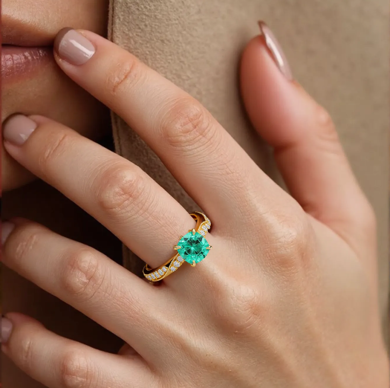 Descubra nuestro impresionante anillo de compromiso de oro blanco de 18 quilates, una mezcla perfecta de lujo y sostenibilidad diseñado para la mujer moderna exigente. Con una espectacular piedra central de diamante grande creado en laboratorio, este exquisito anillo se realza aún más con vibrantes piedras laterales de esmeralda creada en laboratorio, convirtiéndolo en un cautivador símbolo de amor y compromiso que encarna tanto la elegancia como la ecología.-2