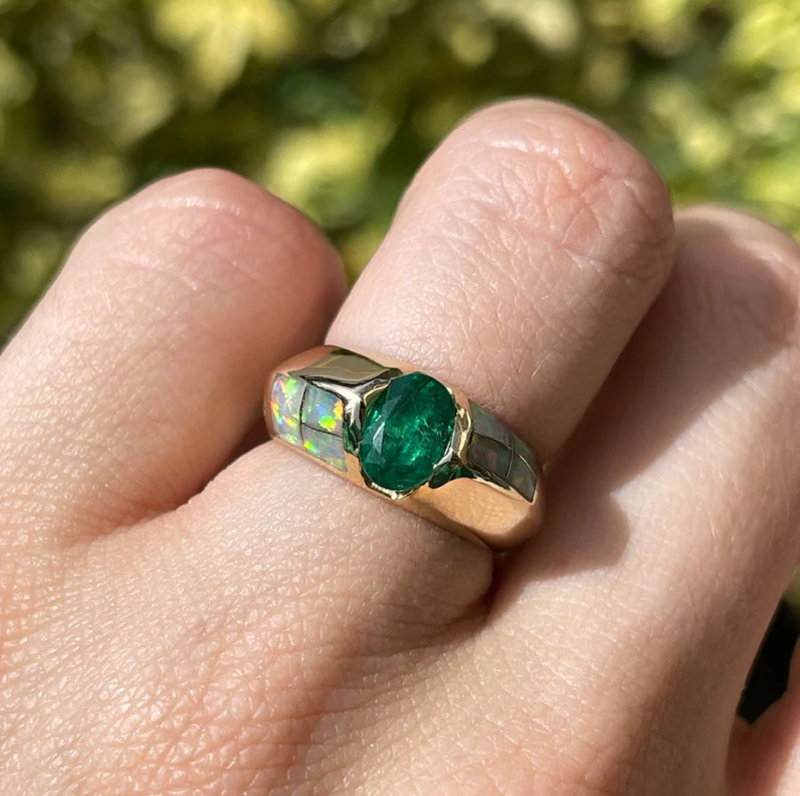 Anel personalizado para homem em ouro de 14 quilates com esmeralda oval verde de 2 a 7 quilates e detalhes em opala.-2