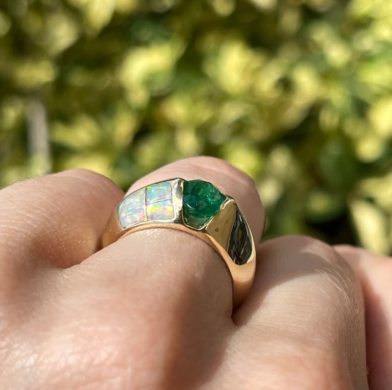 Anel personalizado para homem em ouro de 14 quilates com esmeralda oval verde de 2 a 7 quilates e detalhes em opala.-3
