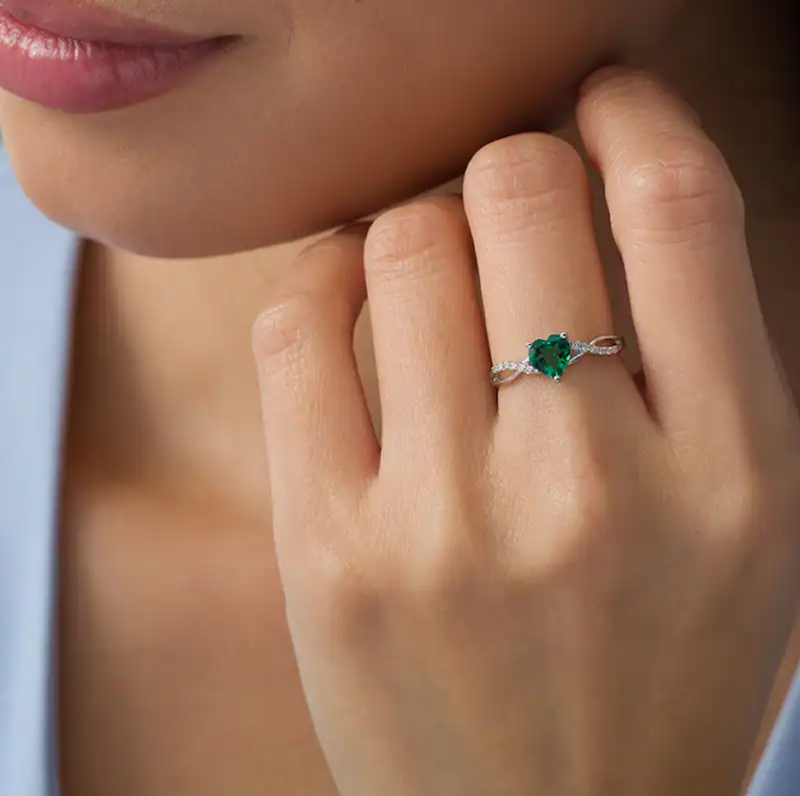 Anillo de compromiso personalizado en oro rosa de 10K con diamante cultivado en laboratorio de 0,05 CTW y esmeralda cultivada en laboratorio de 1 a 6 CT-2