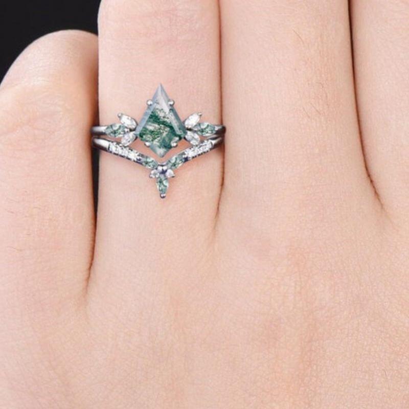 Anillo de compromiso para mujer en oro blanco de 10 quilates con ágata musgosa talla cometa y moissanita. Grabado gratuito.-2