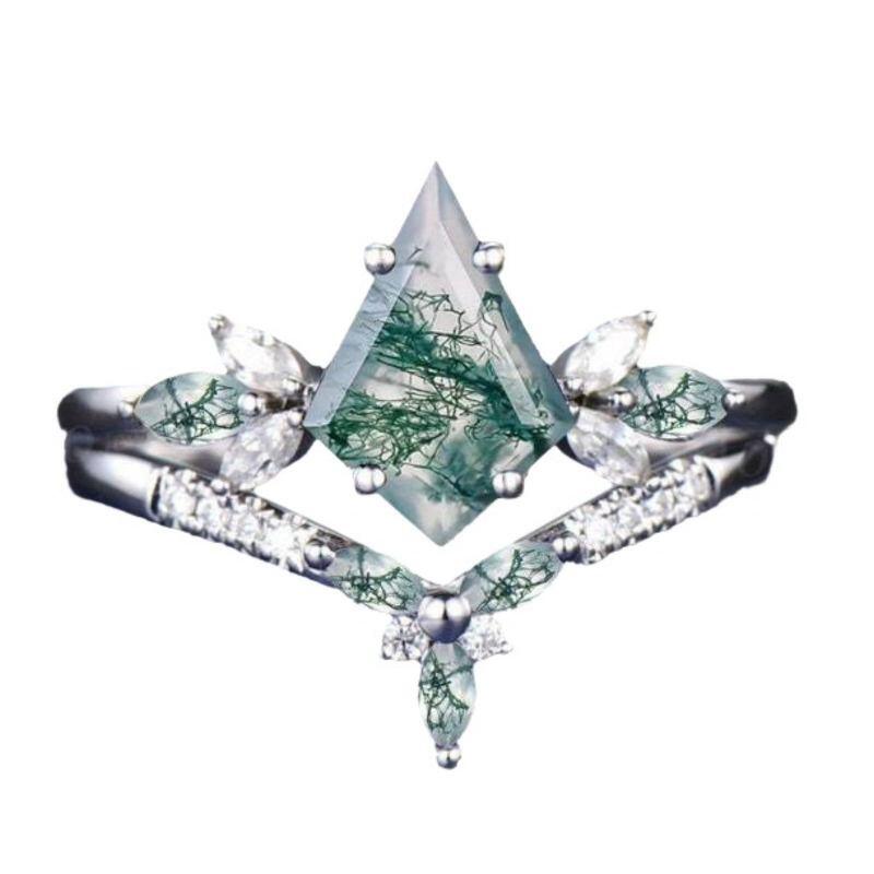 Anillo de compromiso para mujer en oro blanco de 10 quilates con ágata musgosa talla cometa y moissanita. Grabado gratuito.-1